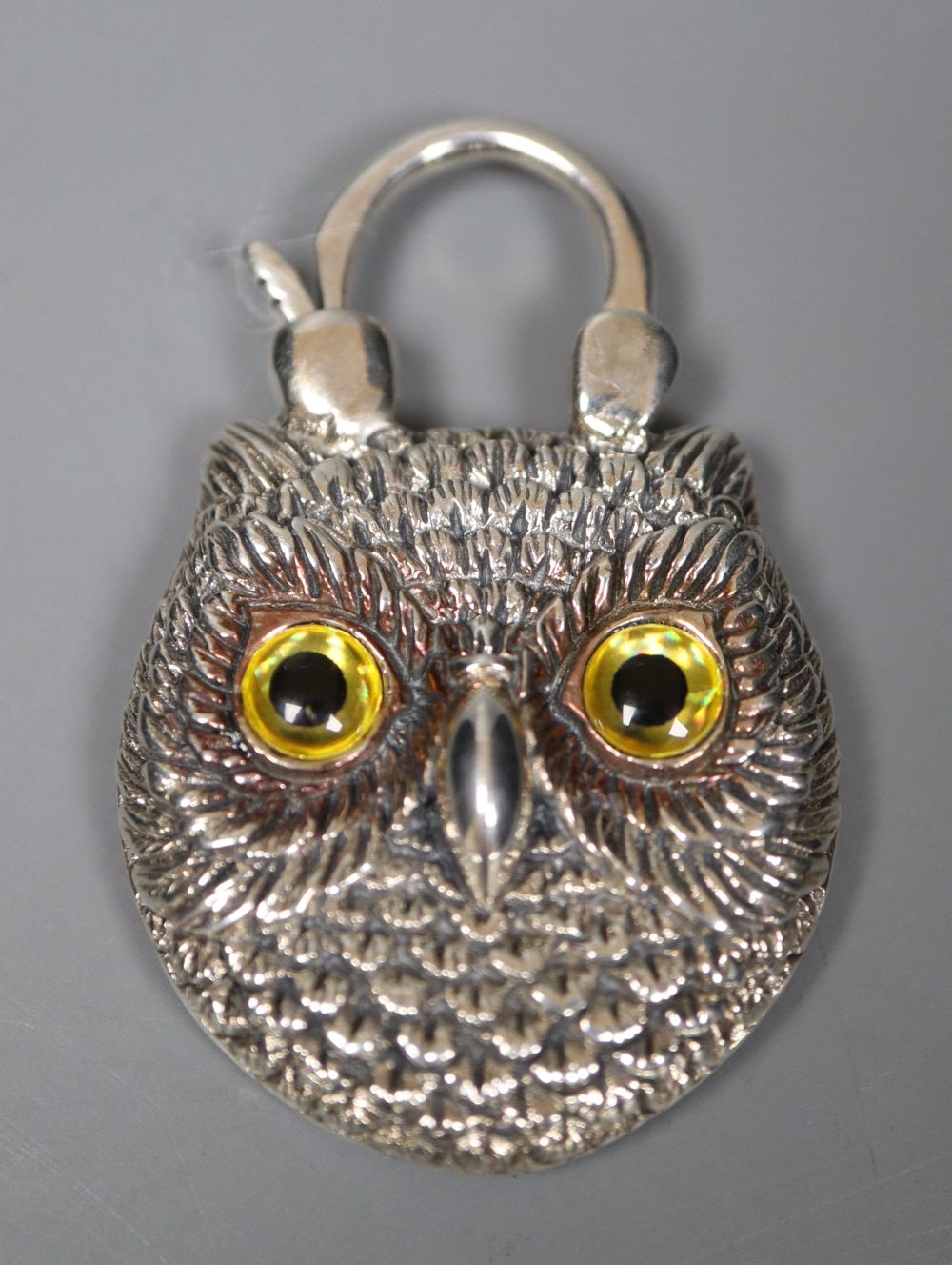 A modern white metal (stamped silver) and agate backed pendant, modelled as the head of an owl, 39mm.